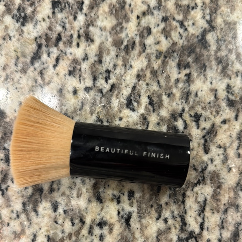 bareMinerals Beautiful Finish Brush - Black and Tan